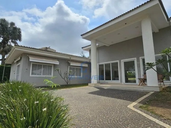 Casa de Condomínio com 4 Quartos no Residencial Aldeia do Vale em Goiânia, alto padrão.