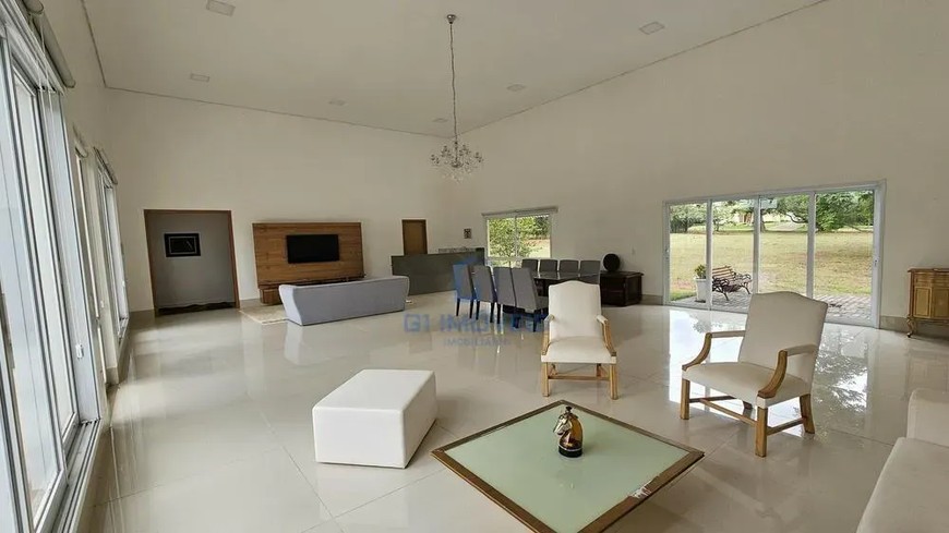 Detalhes de acabamento premium e luxo em Casa de Condomínio com 4 Quartos, Goiânia.