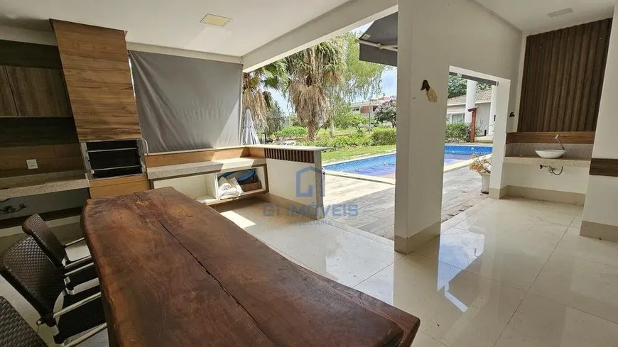 Detalhes de acabamento premium e luxo em Casa de Condomínio com 4 Quartos, Goiânia.