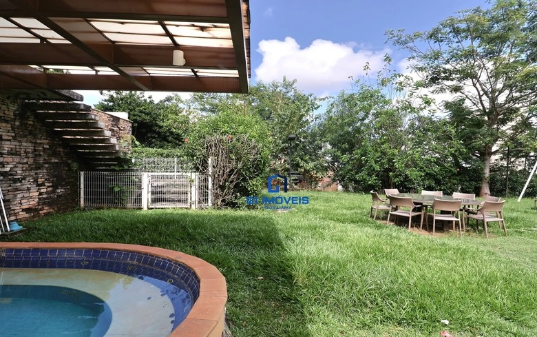 Detalhes de acabamento premium e luxo em Casa de Condomínio com 4 Quartos, Goiânia.