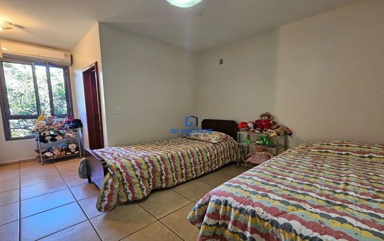 Detalhes de acabamento premium e luxo em Casa de Condomínio com 5 Quartos, Goiânia.