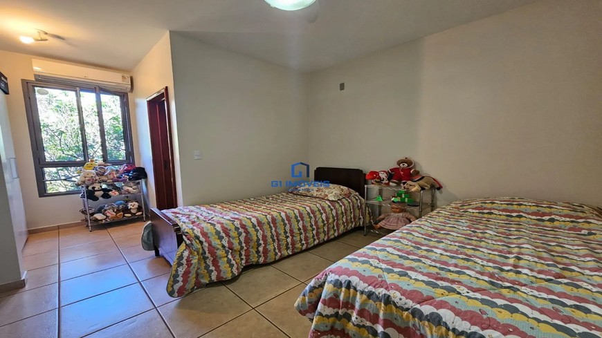 Detalhes de acabamento premium e luxo em Casa de Condomínio com 5 Quartos, Goiânia.