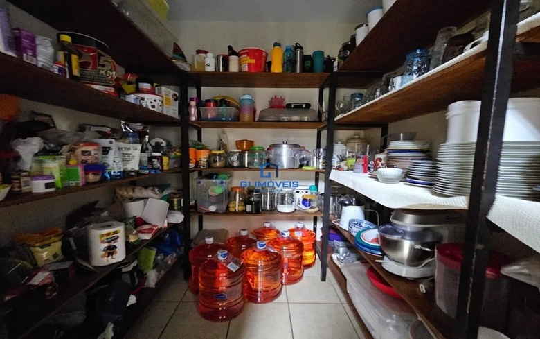 Detalhes de acabamento premium e luxo em Casa de Condomínio com 5 Quartos, Goiânia.