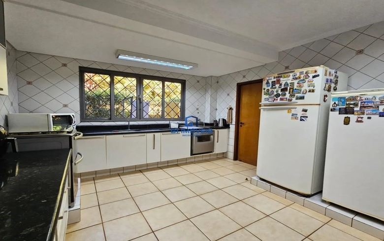 Detalhes de acabamento premium e luxo em Casa de Condomínio com 5 Quartos, Goiânia.
