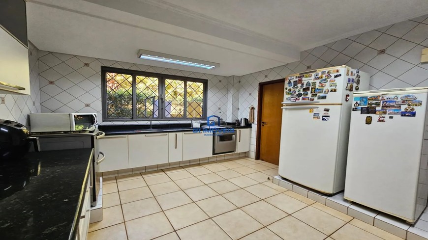 Detalhes de acabamento premium e luxo em Casa de Condomínio com 5 Quartos, Goiânia.