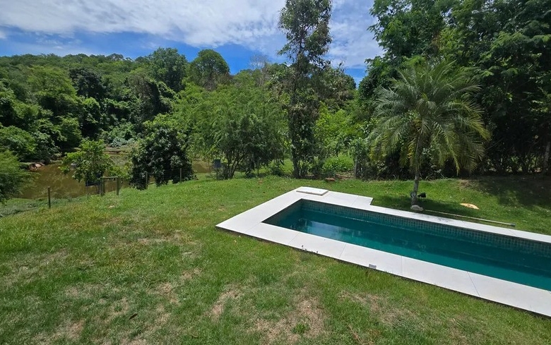 Casa de Condomínio com 5 Quartos no Residencial Aldeia do Vale em Goiânia, alto padrão.