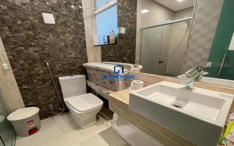 Detalhes de acabamento premium e luxo em Casa de Condomínio com 5 Quartos, Goiânia.