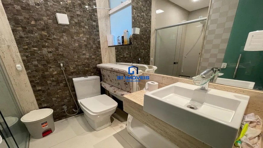 Detalhes de acabamento premium e luxo em Casa de Condomínio com 5 Quartos, Goiânia.