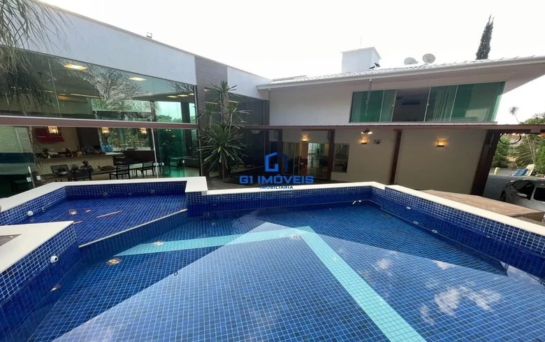 Detalhes de acabamento premium e luxo em Casa de Condomínio com 5 Quartos, Goiânia.
