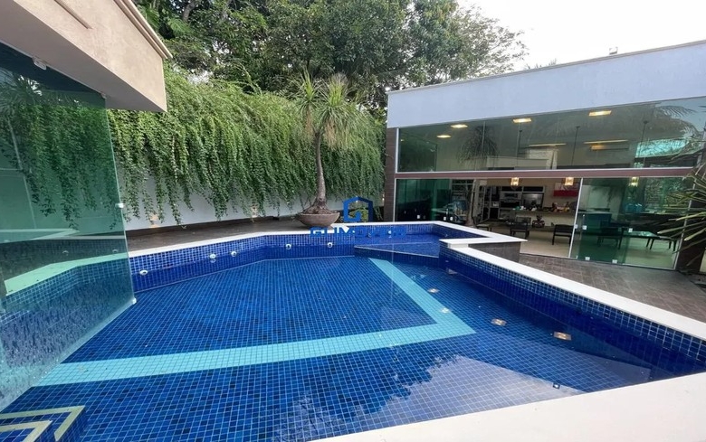 Detalhes de acabamento premium e luxo em Casa de Condomínio com 5 Quartos, Goiânia.