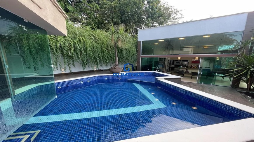 Detalhes de acabamento premium e luxo em Casa de Condomínio com 5 Quartos, Goiânia.