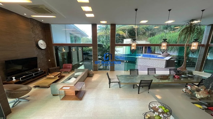Detalhes de acabamento premium e luxo em Casa de Condomínio com 5 Quartos, Goiânia.