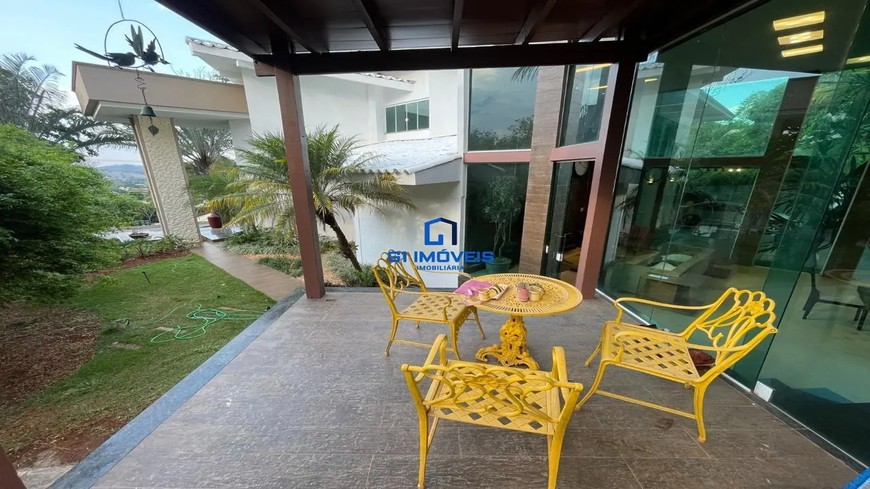 Detalhes de acabamento premium e luxo em Casa de Condomínio com 5 Quartos, Goiânia.