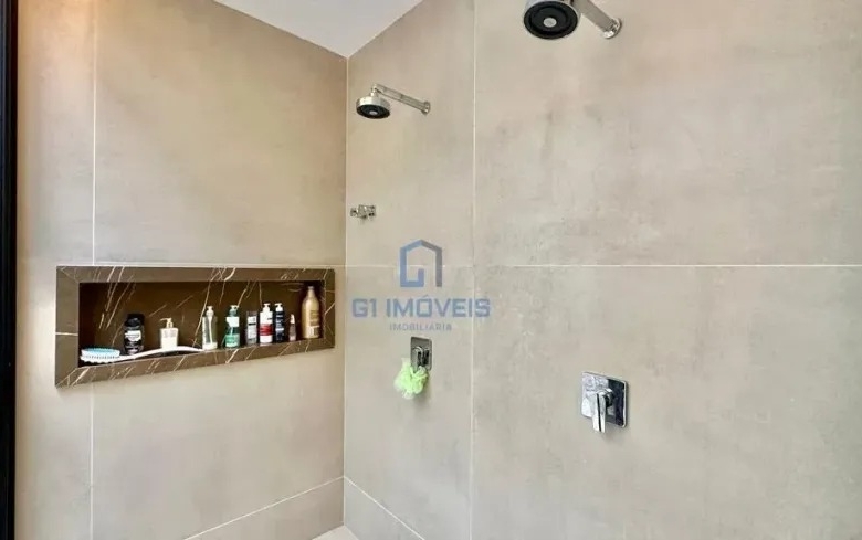 Box de banheiro moderno com dois chuveiros de teto e nicho embutido.