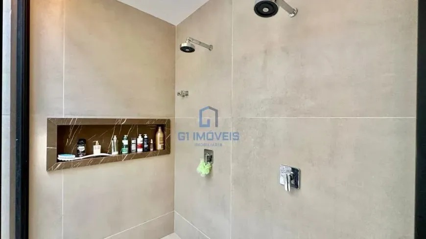 chuveiro-duplo-box-moderno Box de banheiro moderno com dois chuveiros de teto e nicho embutido.