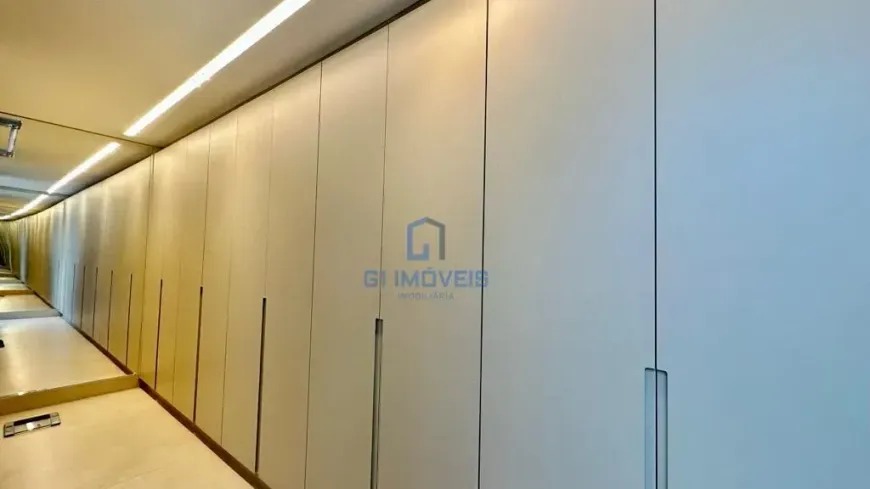 closet-planejado-branco-luxo Closet planejado amplo com armários brancos e iluminação linear no teto.