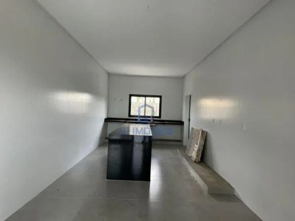 Cozinha planejada com design clean, bancada funcional e piso em porcelanato polido de grande formato.