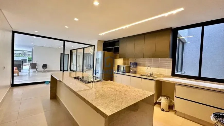 cozinha-gourmet-planejada Cozinha gourmet planejada com ilha central em pedra e armários amadeirados.