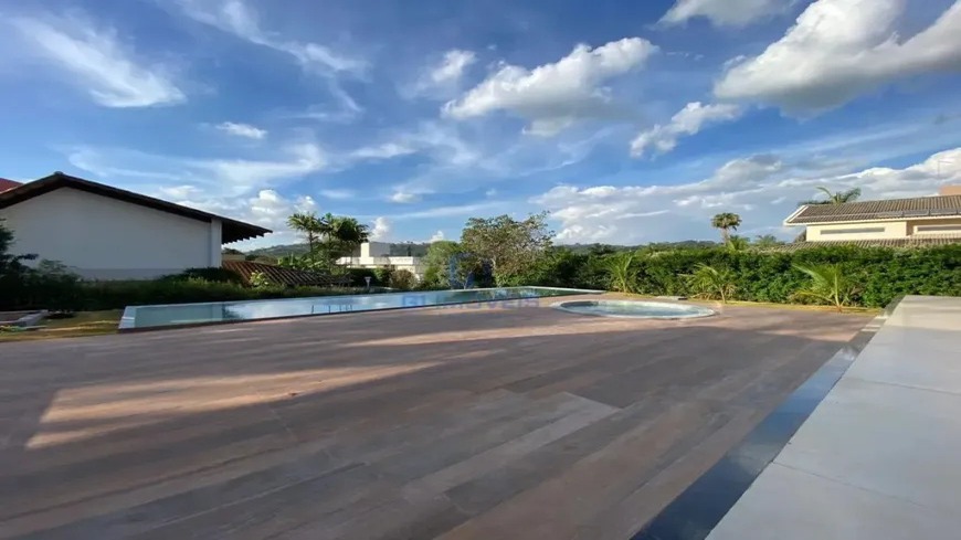 deck-madeira-externo-vista Deck de madeira externo com vista para área verde ao entardecer.