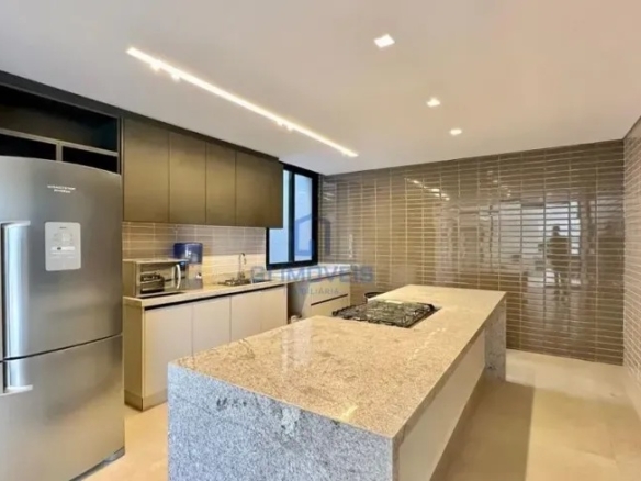 Detalhe de cozinha moderna com bancada de granito e eletrodomésticos em inox.