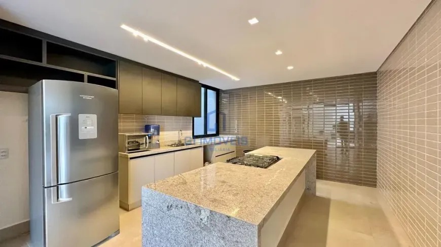 detalhe-cozinha-moderna-granito Detalhe de cozinha moderna com bancada de granito e eletrodomésticos em inox.