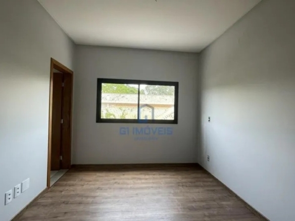 Espaço versátil para escritório ou quarta suíte com janela ampla e acabamento de alto padrão.