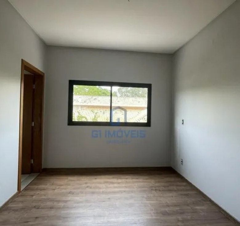 Espaço versátil para escritório ou quarta suíte com janela ampla e acabamento de alto padrão.
