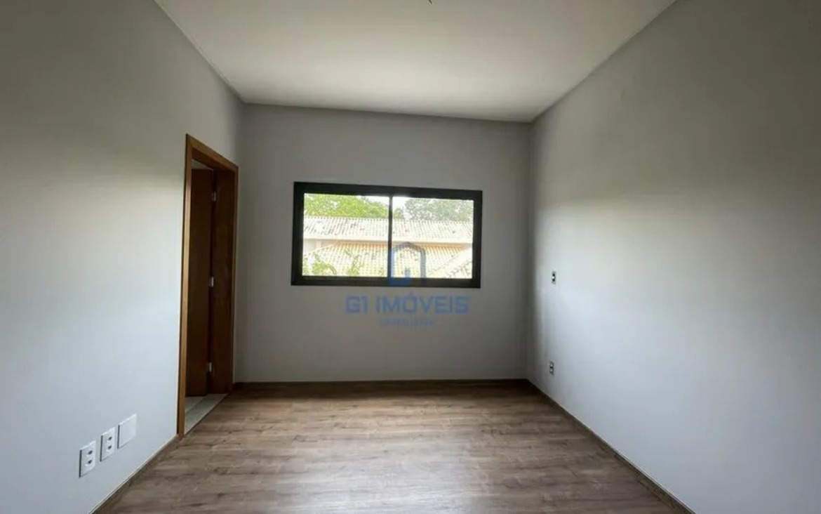 Espaço versátil para escritório ou quarta suíte com janela ampla e acabamento de alto padrão.