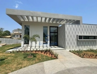 Fachada contemporânea de sobrado no Residencial Aldeia do Vale com arquitetura minimalista, 373m² de área construída e amplo jardim frontal.