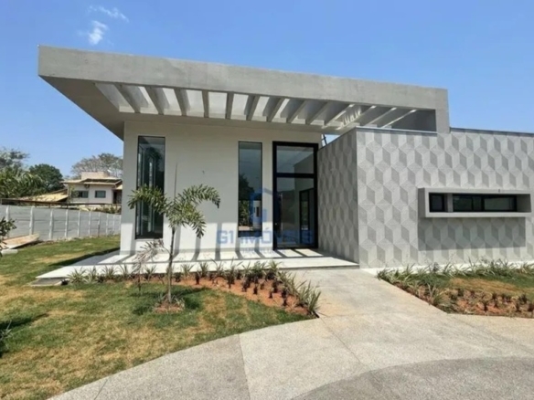 Fachada contemporânea de sobrado no Residencial Aldeia do Vale com arquitetura minimalista, 373m² de área construída e amplo jardim frontal.