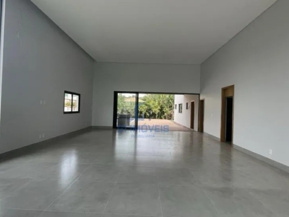 Amplo living integrado com conceito open space, unindo sala de jantar, estar e acesso ao lazer.