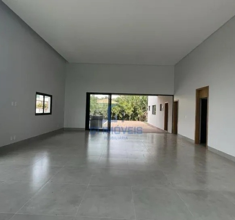 Amplo living integrado com conceito open space, unindo sala de jantar, estar e acesso ao lazer.