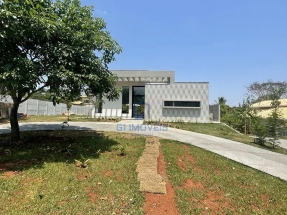 Entrada da residência no Residencial Aldeia do Vale destacando o paisagismo com árvores preservadas e calçada em pedra.