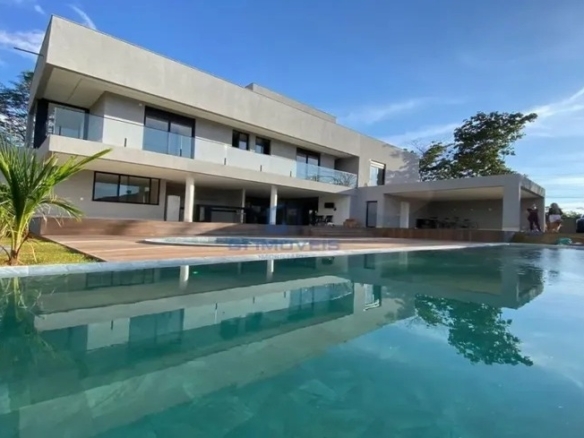 Vista panorâmica da piscina integrada à arquitetura da casa no Aldeia do Vale.