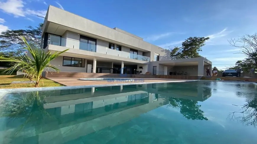 piscina-casa-luxo-aldeia-do-vale Vista panorâmica da piscina integrada à arquitetura da casa no Aldeia do Vale.