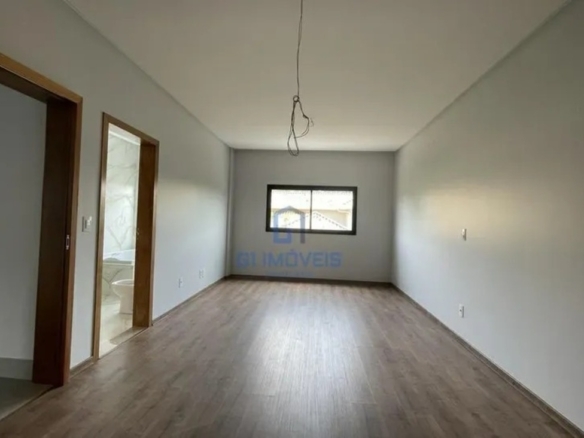Suíte ampla com piso laminado amadeirado, proporcionando conforto térmico e sofisticação aos ambientes íntimos.