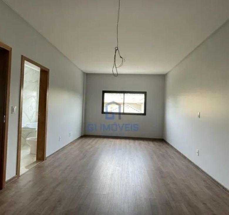 Suíte ampla com piso laminado amadeirado, proporcionando conforto térmico e sofisticação aos ambientes íntimos.