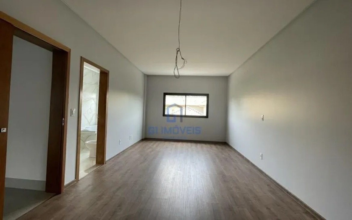 Suíte ampla com piso laminado amadeirado, proporcionando conforto térmico e sofisticação aos ambientes íntimos.