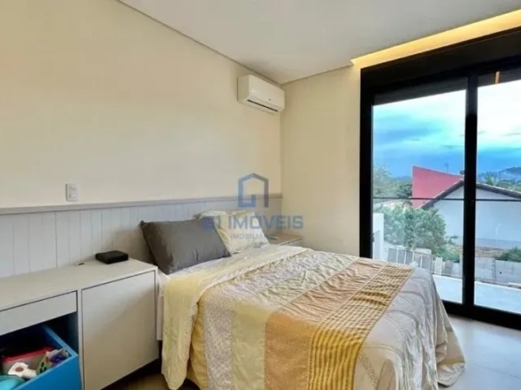 Quarto aconchegante com cama de solteiro e decoração em tons claros.