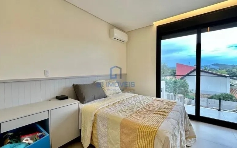 Quarto aconchegante com cama de solteiro e decoração em tons claros.
