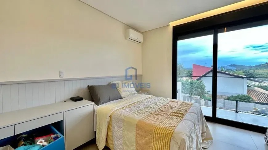 quarto-solteiro-decorado-claro Quarto aconchegante com cama de solteiro e decoração em tons claros.