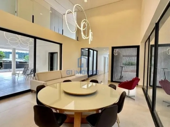 Sala de jantar ampla com mesa redonda e integração com área externa no Aldeia do Vale.