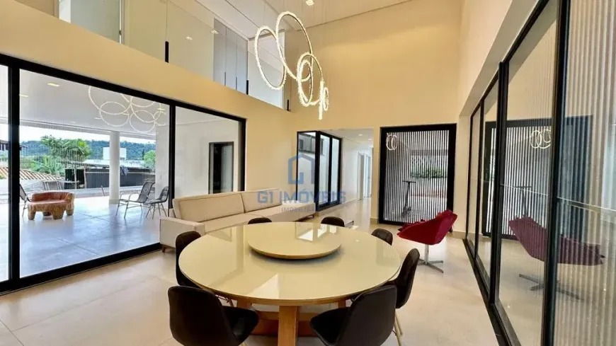 sala-jantar-aldeia-do-vale Sala de jantar ampla com mesa redonda e integração com área externa no Aldeia do Vale.