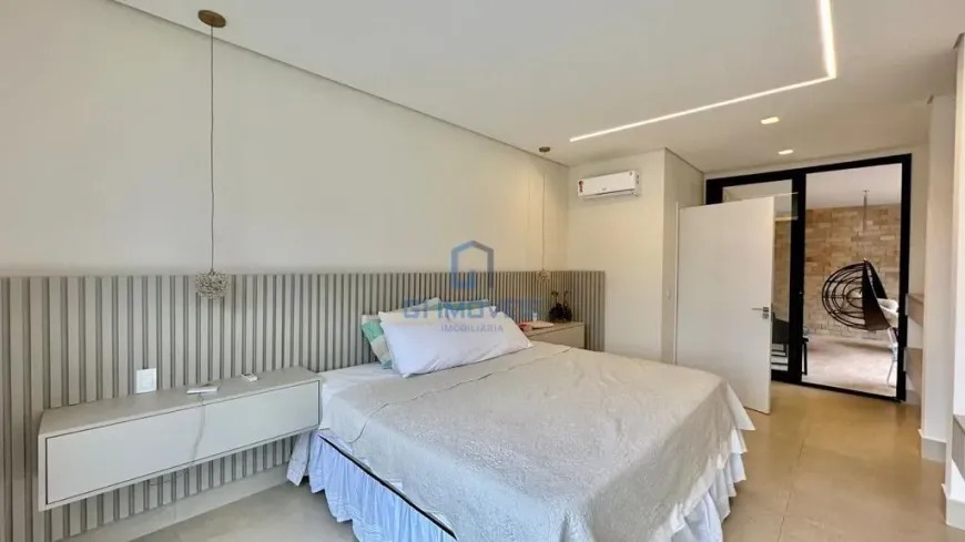 suite-master-aldeia-do-vale Suíte master com cabeceira de madeira e iluminação embutida no condomínio Aldeia do Vale.