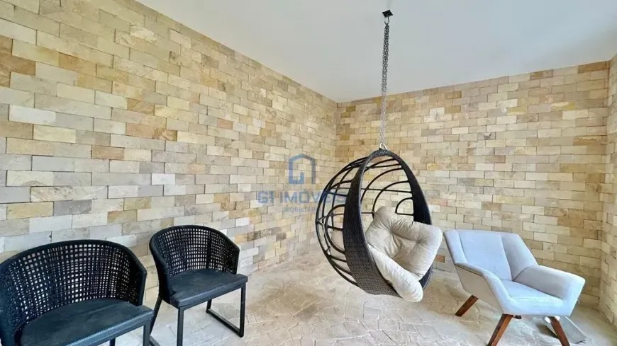 varanda-lazer-aldeia-do-vale Varanda gourmet com balanço suspenso e parede de pedras naturais no Aldeia do Vale.