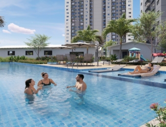 Piscina adulto e infantil com deck molhado e espreguiçadeiras na área de lazer do Viva Goiá.