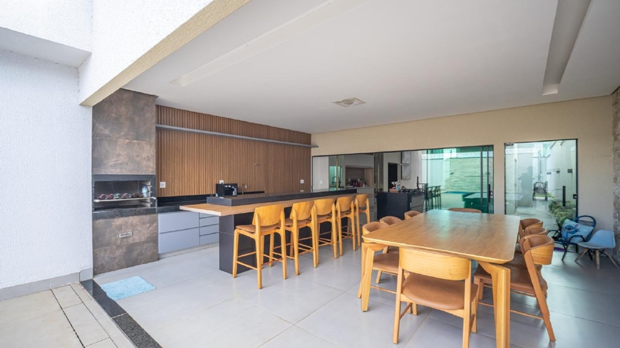 area-gourmet-bancada-banquetas Área gourmet integrada ao quintal com bancada e banquetas