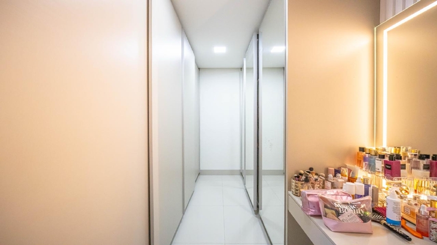 closet-moderno-bancada-maquiagem Closet planejado com armários de vidro e penteadeira iluminada