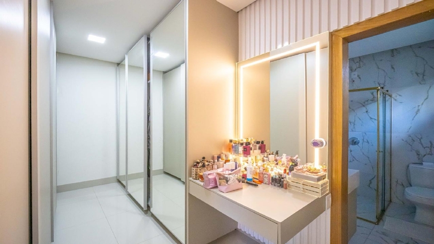closet-planejado-penteadeira-iluminada Closet planejado com armários de vidro e penteadeira iluminada