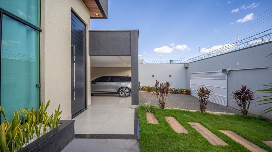 corredor-externo-casa-acesso-garagem Corredor externo da residência com gramado e acesso à garagem